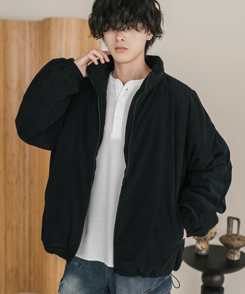 Rocky Monroe(ロッキーモンロー)の「コーデュロイ中綿スタンドブルゾン/オーバーサイズ中綿ジャケット(ブルゾン・メンズ・チャコール/ブラック/キャメル/カーキ/ベージュ/ブラウン・M/L/XL)」の1枚目の写真