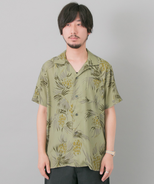 URBAN RESEARCH（アーバンリサーチ）の「UR ボタニカルレーヨンシャツ（シャツ/ブラウス・メンズ・カーキ/ネイビー・MEDIUM/LARGE）」の3枚目の写真