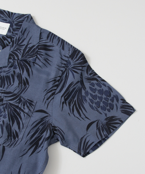 URBAN RESEARCH（アーバンリサーチ）の「UR ボタニカルレーヨンシャツ（シャツ/ブラウス・メンズ・カーキ/ネイビー・MEDIUM/LARGE）」の14枚目の写真