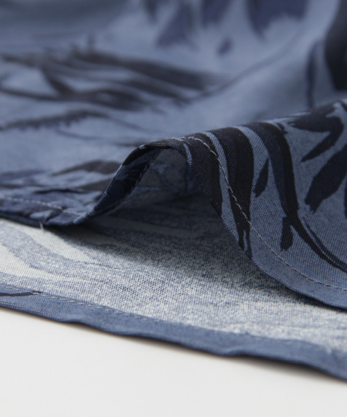 URBAN RESEARCH（アーバンリサーチ）の「UR ボタニカルレーヨンシャツ（シャツ/ブラウス・メンズ・カーキ/ネイビー・MEDIUM/LARGE）」の8枚目の写真