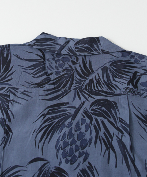 URBAN RESEARCH（アーバンリサーチ）の「UR ボタニカルレーヨンシャツ（シャツ/ブラウス・メンズ・カーキ/ネイビー・MEDIUM/LARGE）」の9枚目の写真