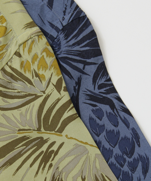 URBAN RESEARCH（アーバンリサーチ）の「UR ボタニカルレーヨンシャツ（シャツ/ブラウス・メンズ・カーキ/ネイビー・MEDIUM/LARGE）」の10枚目の写真