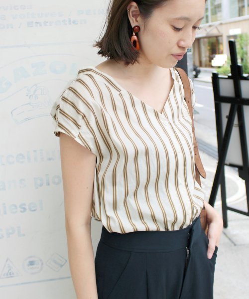 SLOBE IENA（スローブイエナ）の「マルチパターンVネックブラウス◆（シャツ/ブラウス・レディース・ブラック/イエロー/キャメル/ピンク・FREE）」の3枚目の写真