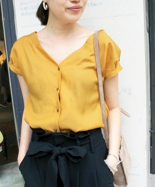 SLOBE IENA（スローブイエナ）の「マルチパターンVネックブラウス◆（シャツ/ブラウス・レディース・ブラック/イエロー/キャメル/ピンク・FREE）」の2枚目の写真