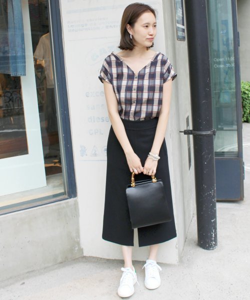 SLOBE IENA（スローブイエナ）の「マルチパターンVネックブラウス◆（シャツ/ブラウス・レディース・ブラック/イエロー/キャメル/ピンク・FREE）」の9枚目の写真