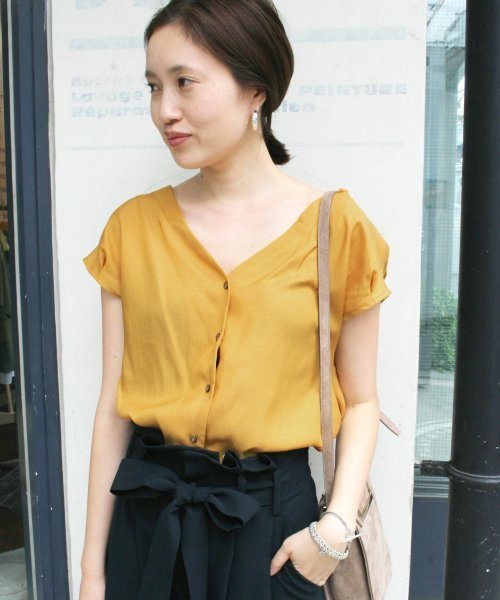 SLOBE IENA（スローブイエナ）の「マルチパターンVネックブラウス◆（シャツ/ブラウス・レディース・ブラック/イエロー/キャメル/ピンク・FREE）」の8枚目の写真