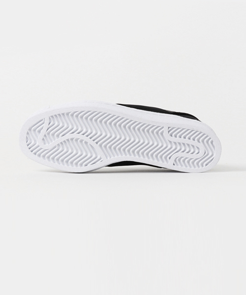 adidas（アディダス）の「【adidas】WOMENS スニーカー-SUPERSTAR SLIPON-（スニーカー・レディース・ブラック/ホワイト・24.0cm/23.0cm/23.5cm）」の4枚目の写真