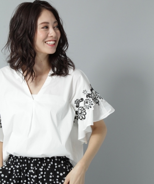 Andemiu（アンデミュウ）の「ヌケエリソデレースフリルブラウス769075（シャツ/ブラウス・レディース・ブラック/オフホワイト/キャメル・FREE）」の2枚目の写真