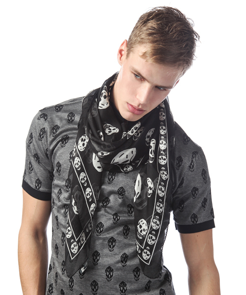 Alexander McQueen マフラー ブラックとホワイト ALEXANDER McQUEEN