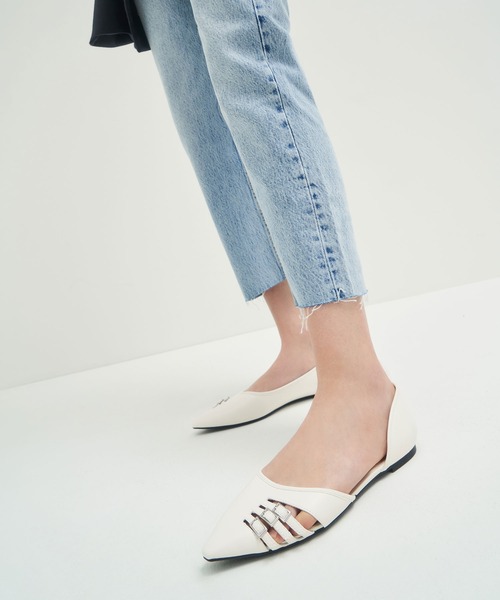 CHARLES & KEITH（チャールズ & キース）の「ハーフドルセイ カットアウトバレリーナ / Half D'Orsay Cut-Out Ballerinas（パンプス・レディース・ホワイト/ブラック・22.5cm/23cm/23.5cm/24.5cm/25cm/25.5cm）」の3枚目の写真