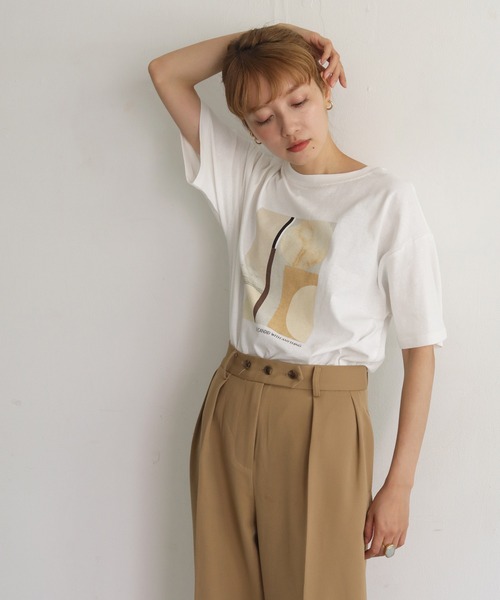CLEIO（クレイオ）の「【CLEIO】ニュアンスアートプリントTシャツ（Tシャツ/カットソー・レディース・ベージュ/オフホワイト・FREE）」の2枚目の写真