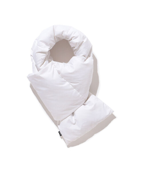 BEAMS（ビームス）の「BEAMS / リバーシブル ダウン マフラー（マフラー・メンズ・ホワイト/ブラック/ネイビー/イエロー・ONE SIZE）」の2枚目の写真