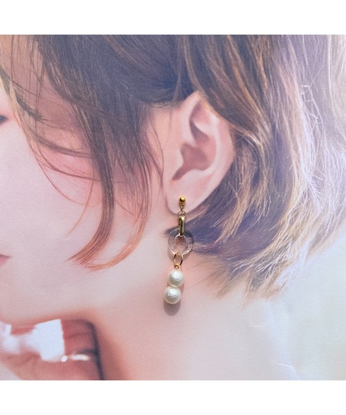 tone(トーン)の「【-lensa-】クリアリング×コットンパールの小ぶりピアス(MA)(ピアス(両耳用)・レディース・ゴールド・FREE)」の3枚目の写真