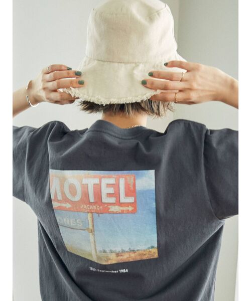 Ungrid（アングリッド）の「バックフォトプリントTee（Tシャツ/カットソー・レディース・オフホワイト/ライトグレー/チャコールグレー/ピンク/ベージュ・FREE）」の7枚目の写真