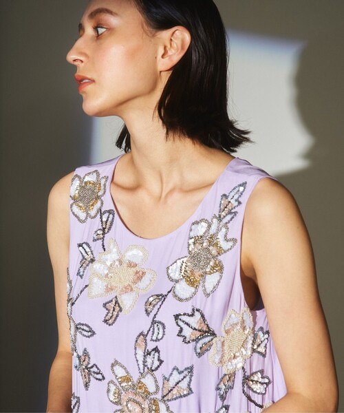 GRACE CLASS（グレースクラス）の「フラワー刺繍ノースリーブ（タンクトップ・レディース・イエロー/ラベンダー・36）」の2枚目の写真