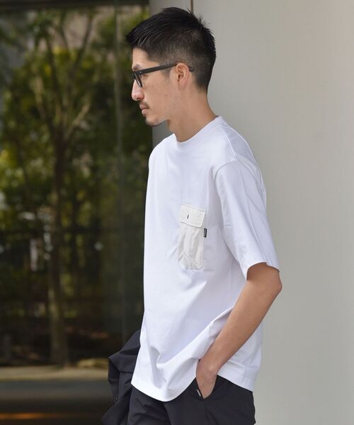 SHIPS(シップス)の「SHIPS:〈遮熱/UVカット/吸水速乾/接触冷感〉SHELTECH(R) フラップポケット Tシャツ(Tシャツ/カットソー・メンズ・ホワイト/ブラック/ブルー・SMALL/MEDIUM/LARGE/X-LARGE)」の15枚目の写真
