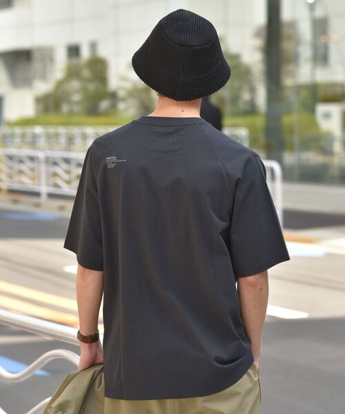 SHIPS(シップス)の「SHIPS:〈遮熱/UVカット/吸水速乾/接触冷感〉SHELTECH(R) フラップポケット Tシャツ(Tシャツ/カットソー・メンズ・ホワイト/ブラック/ブルー・SMALL/MEDIUM/LARGE/X-LARGE)」の19枚目の写真