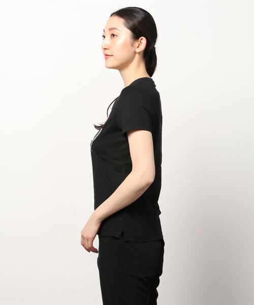 Guess（ゲス）の「Triangle Logo Icon Tee（Tシャツ/カットソー・レディース・ブラック/ホワイト・SMALL/MEDIUM/X-SMALL）」の8枚目の写真