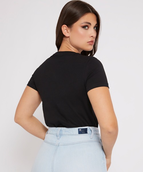 Guess（ゲス）の「Triangle Logo Icon Tee（Tシャツ/カットソー・レディース・ブラック/ホワイト・SMALL/MEDIUM/X-SMALL）」の5枚目の写真