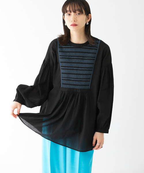 KBF（ケイビーエフ）の「スモッキングギャザーブラウス（シャツ/ブラウス・レディース・ブラック/オフホワイト/アイボリー・ONE）」の3枚目の写真