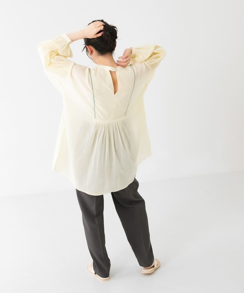 KBF（ケイビーエフ）の「スモッキングギャザーブラウス（シャツ/ブラウス・レディース・ブラック/オフホワイト/アイボリー・ONE）」の6枚目の写真