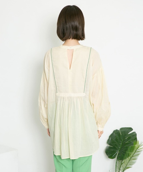 KBF（ケイビーエフ）の「スモッキングギャザーブラウス（シャツ/ブラウス・レディース・ブラック/オフホワイト/アイボリー・ONE）」の7枚目の写真