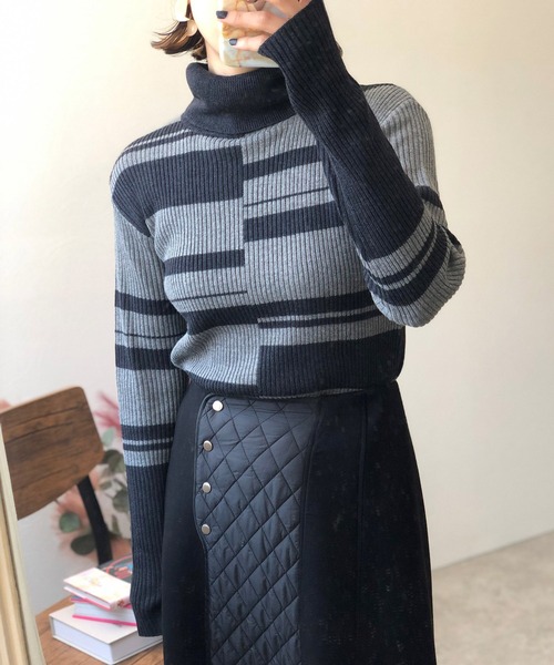 LHELBIE(レルビエ)の「ランダムボーダータートルネックリブニット(ニット/セーター・レディース・アイボリー/ブラック/レッド系その他/ブルー・M)」の2枚目の写真