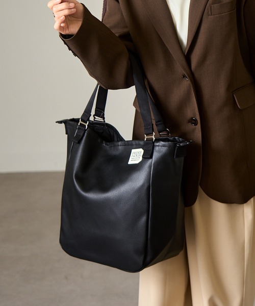 FREDRIK PACKERS(フレドリックパッカーズ)の「【FREDRIK PACKERS】EC限定 A4ファイル収納可能!MISSION TOTE S ECO LEATHER(トートバッグ・レディース・ブラック/アイボリー/ベージュ・FREE)」の5枚目の写真