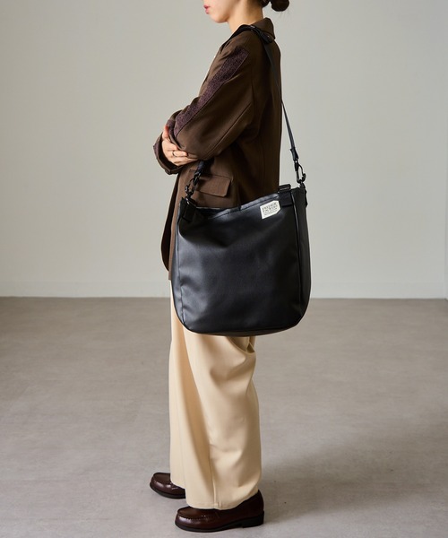 FREDRIK PACKERS(フレドリックパッカーズ)の「【FREDRIK PACKERS】EC限定 A4ファイル収納可能!MISSION TOTE S ECO LEATHER(トートバッグ・レディース・ブラック/アイボリー/ベージュ・FREE)」の11枚目の写真