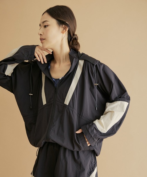 NERGY(ナージー)の「配色ウィンドブレーカー(ブルゾン・レディース・オフホワイト/ブラック/ピンク・FREE)」の2枚目の写真