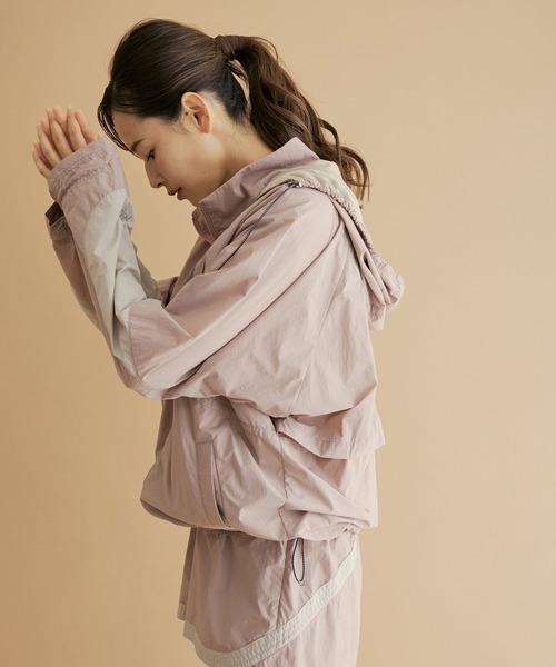 NERGY(ナージー)の「配色ウィンドブレーカー(ブルゾン・レディース・オフホワイト/ブラック/ピンク・FREE)」の4枚目の写真