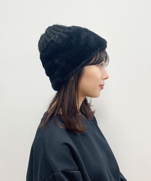 OPAQUE.CLIP(オペークドットクリップ)の「◆フェイクファー付きニットワッチ(ニットキャップ/ビーニー・レディース・ブラック/アイボリー・00)」の1枚目の写真