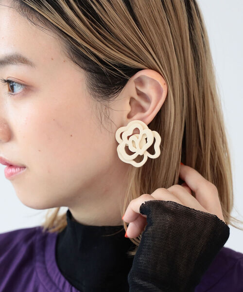 Ray BEAMS（レイビームス）の「Ray BEAMS / レイヤー ローズ イヤリング（イヤリング・レディース・ナチュラル/レッド・ONE SIZE）」の3枚目の写真