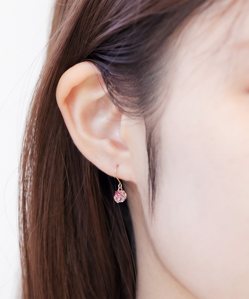 BLOOM(ブルーム)の「K10 ピンクゴールド キュービックジルコニア フック ピアス BLOOM/ブルーム(ピアス(両耳用)・レディース・ピンクゴールド・-)」の4枚目の写真