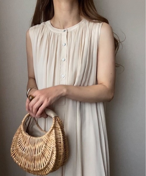 FILLOU(FILLOU)の「ギャザーノースリーブワンピース(ワンピース・レディース・ブラック/ホワイト/ベージュ・MEDIUM/LARGE/X-LARGE)」の3枚目の写真