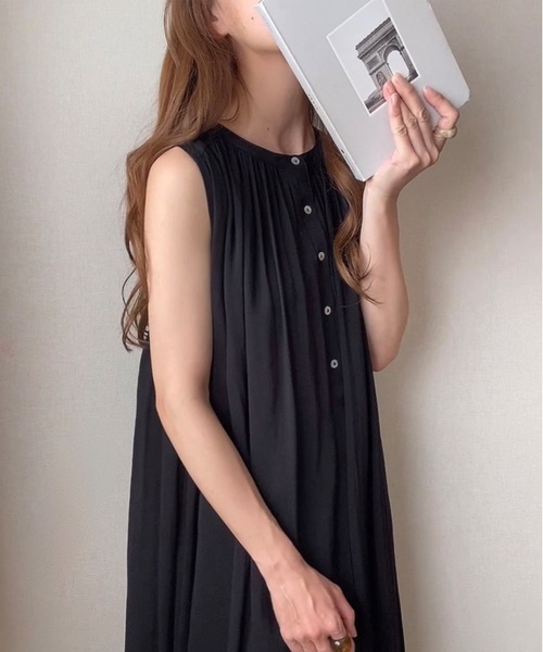 FILLOU(FILLOU)の「ギャザーノースリーブワンピース(ワンピース・レディース・ブラック/ホワイト/ベージュ・MEDIUM/LARGE/X-LARGE)」の2枚目の写真