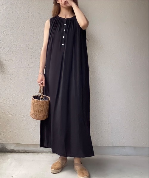 FILLOU(FILLOU)の「ギャザーノースリーブワンピース(ワンピース・レディース・ブラック/ホワイト/ベージュ・MEDIUM/LARGE/X-LARGE)」の4枚目の写真