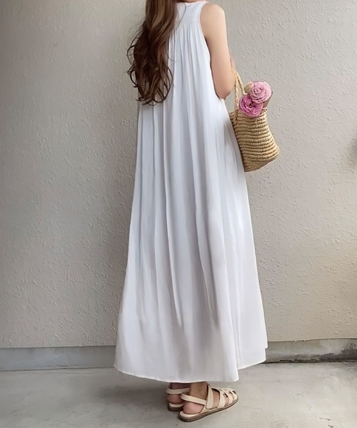 FILLOU(FILLOU)の「ギャザーノースリーブワンピース(ワンピース・レディース・ブラック/ホワイト/ベージュ・MEDIUM/LARGE/X-LARGE)」の11枚目の写真