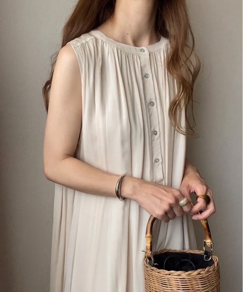 FILLOU(FILLOU)の「ギャザーノースリーブワンピース(ワンピース・レディース・ブラック/ホワイト/ベージュ・MEDIUM/LARGE/X-LARGE)」の12枚目の写真