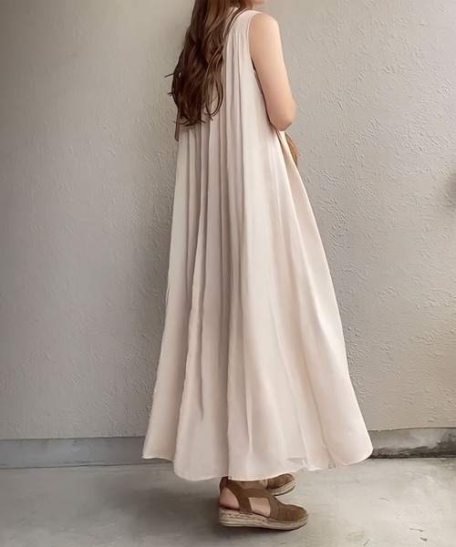 FILLOU(FILLOU)の「ギャザーノースリーブワンピース(ワンピース・レディース・ブラック/ホワイト/ベージュ・MEDIUM/LARGE/X-LARGE)」の15枚目の写真