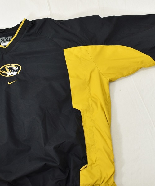 NIKE(ナイキ)の「【ヴィンテージ古着】Y2K NIKE/ナイキ MISSOURI TIGERS ナイロンプルオーバー ジャケット(ナイロンジャケット・メンズ・ブラック・XX-LARGE)」の3枚目の写真