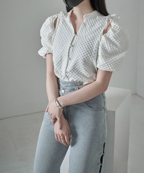 ANDGEEBEE(アンジービー)の「ジャガードリボンブラウス(シャツ/ブラウス・レディース・ホワイト/ブラック・MEDIUM)」の2枚目の写真