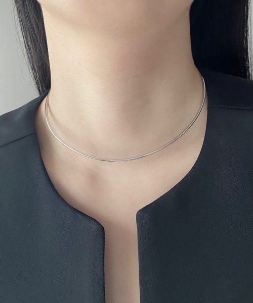 tone（トーン）の「【ECRu.】スリム　メタル　チョーカー/ネックカフ（チョーカー・レディース・ゴールド/シルバー・FREE）」の6枚目の写真