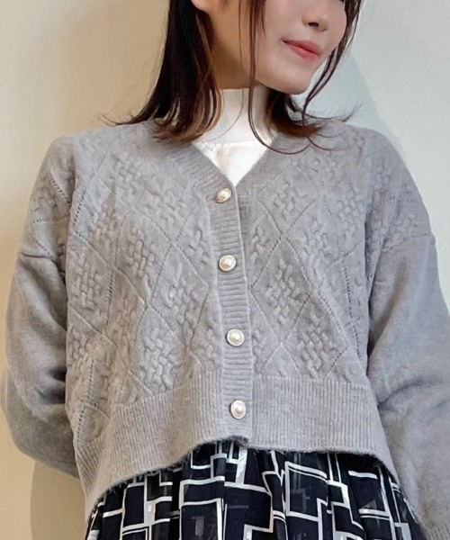 axes femme(アクシーズファム)の「パール釦JQ起毛ニットカーデ(カーディガン/ボレロ・レディース・レッド/グレー/キナリ/ブラック/モカ/マスタード・FREE)」の3枚目の写真