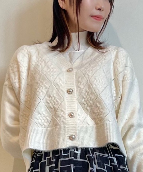 axes femme(アクシーズファム)の「パール釦JQ起毛ニットカーデ(カーディガン/ボレロ・レディース・レッド/グレー/キナリ/ブラック/モカ/マスタード・FREE)」の1枚目の写真
