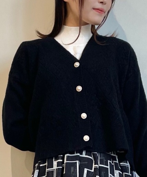 axes femme(アクシーズファム)の「パール釦JQ起毛ニットカーデ(カーディガン/ボレロ・レディース・レッド/グレー/キナリ/ブラック/モカ/マスタード・FREE)」の2枚目の写真
