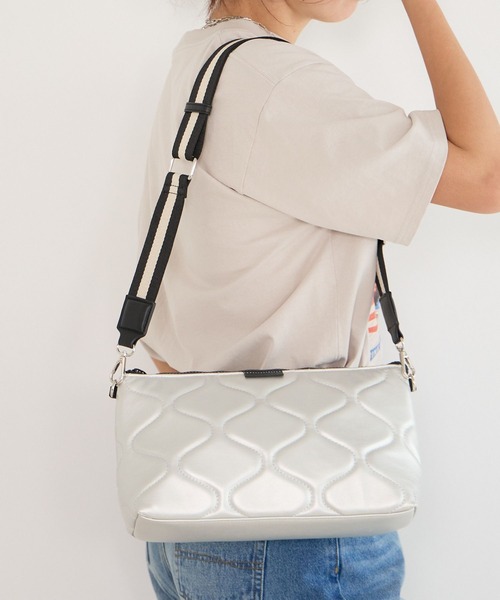 BAYFLOW（ベイフロー）の「キルティングショルダーバッグ（ショルダーバッグ・レディース・シルバー/ブラック/アイボリー・FREE）」の5枚目の写真