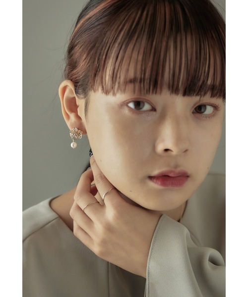 niana(ニアナ)の「ビジューフラワーパールピアス 結婚式 お呼ばれ アクセサリー(ピアス(両耳用)・レディース・シルバー/ゴールド・FREE)」の3枚目の写真
