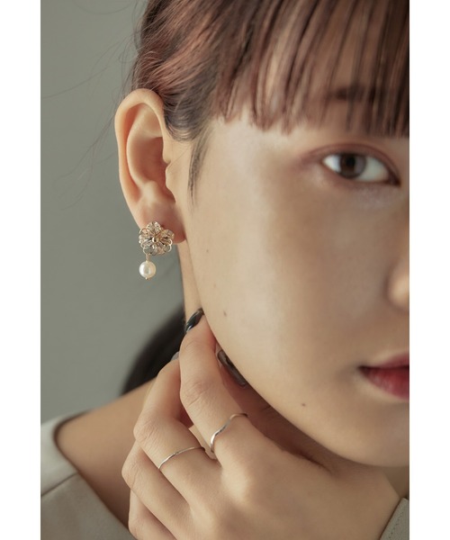niana(ニアナ)の「ビジューフラワーパールピアス 結婚式 お呼ばれ アクセサリー(ピアス(両耳用)・レディース・シルバー/ゴールド・FREE)」の4枚目の写真