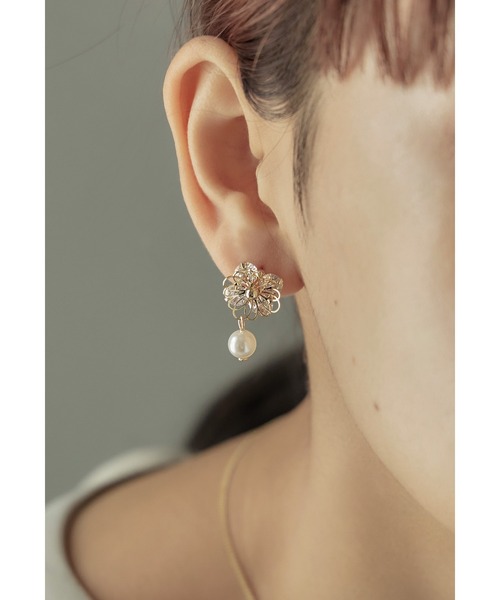 niana(ニアナ)の「ビジューフラワーパールピアス 結婚式 お呼ばれ アクセサリー(ピアス(両耳用)・レディース・シルバー/ゴールド・FREE)」の5枚目の写真